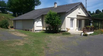 Gîte pour 4 personnes, avec jardin ainsi que piscine et terrasse à Neuvéglise