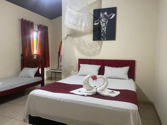 Casas e apartamentos de temporada para 3 pessoas, com piscina e jardim e ainda vista and piscina infantil, com animais de estimação em Pardinho