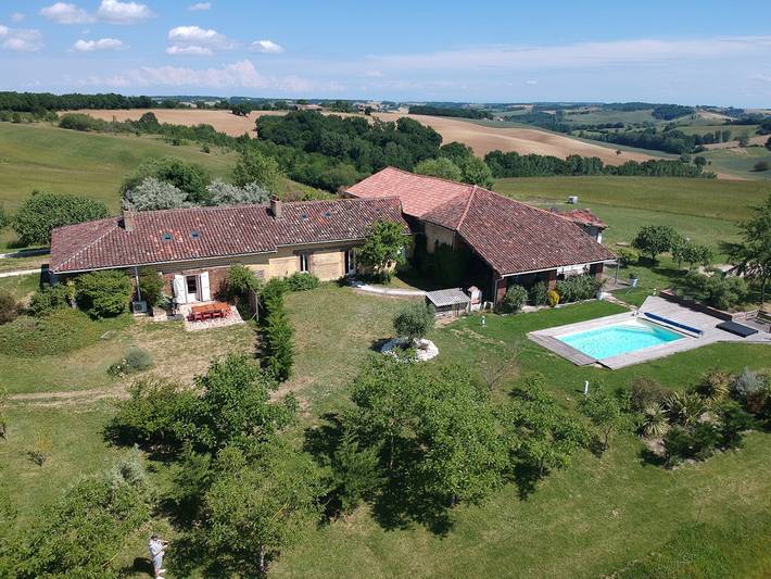 Gîte pour 10 personnes, avec jardin ainsi que terrasse et piscine