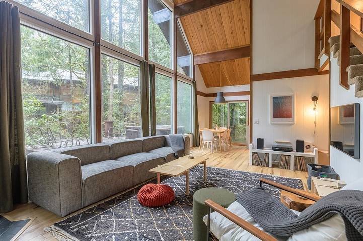 Log cabin for 10 people, with terrace and hot tub in Mount Hood