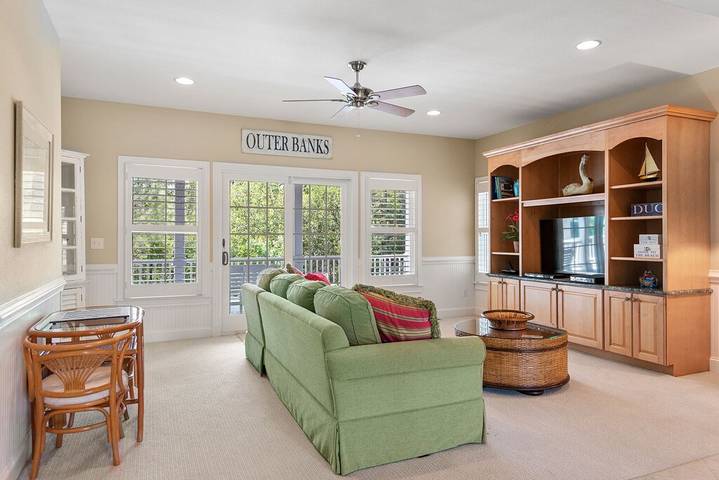 Vacation rental for 10 people, with balcony/terrace and pool as well as hot tub in Corolla