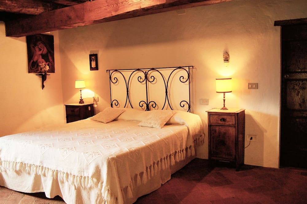Historic 16th-century Tuscan villa with private pool and panoramic mountain view in Villa Collemandina, Garfagnana