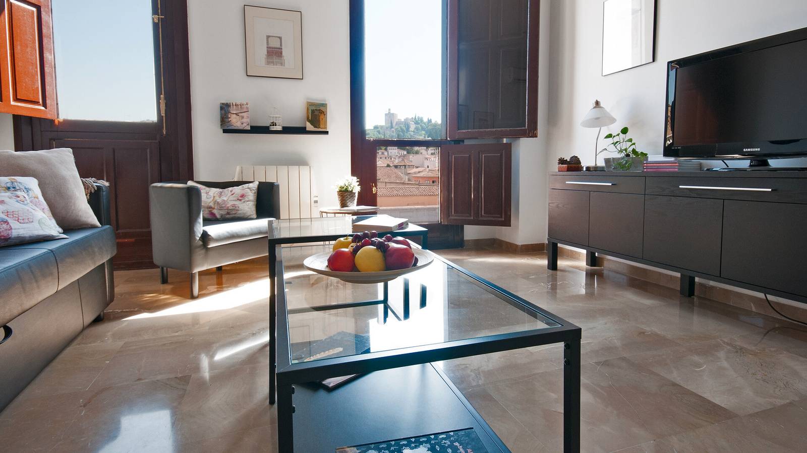Apartamento entero, Ático Centro con Vistas a la Alhambra, Balcón, Wi-Fi y Aire Acondicionado in Realejo-San Matías, Granada
