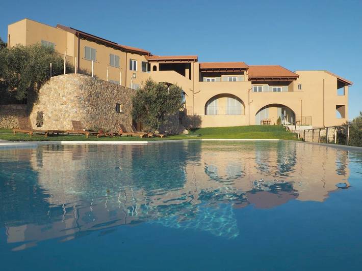 Agriturismo per 4 persone, con Balcone e Terrazza nonché Giardino e Piscina a Comune di Pietra Ligure