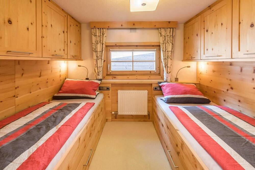 Chalet direkt am 5 * Campingplatz Aufenfeld mit Hallenbad und Sauna in Aschau im Zillertal, Bezirk Schwaz