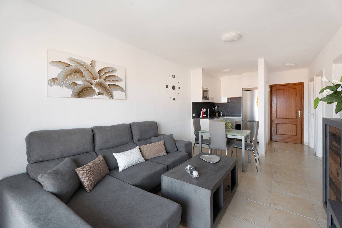 Entire apartment, Vacation 'Gabriela' with Shared Pool, Balcony and Wi-Fi in Punta Larga, Las Caletillas