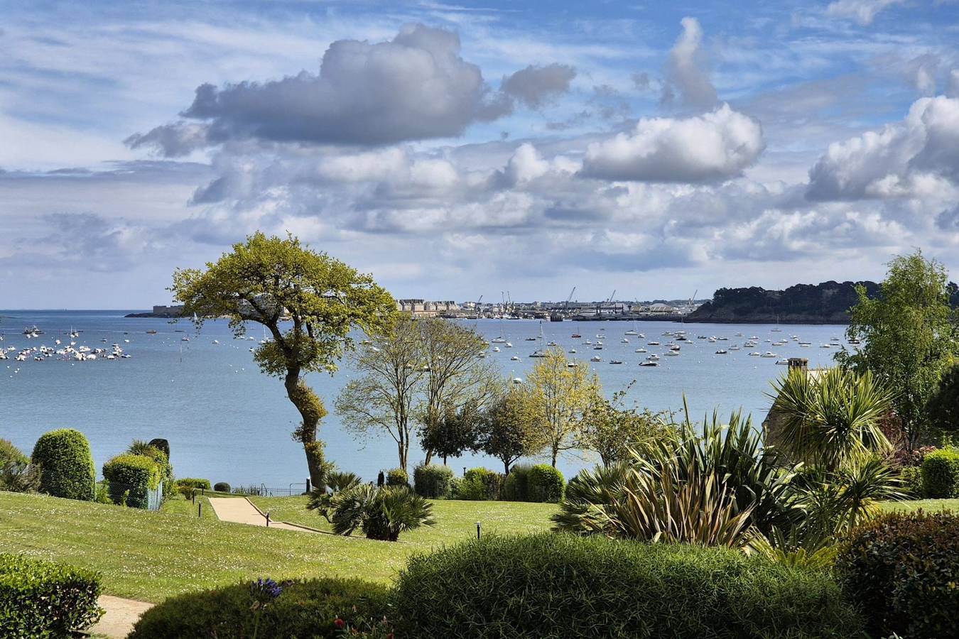Appartement entier, Nid avec beau jardin et vue sur la mer in Dinard, Région de Saint-Malo