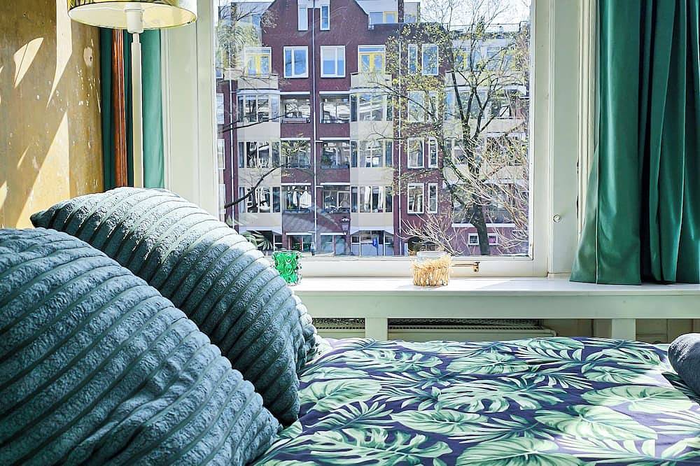 Large en-suite room in historic Canalhouse from 1729 in Dutch Coast