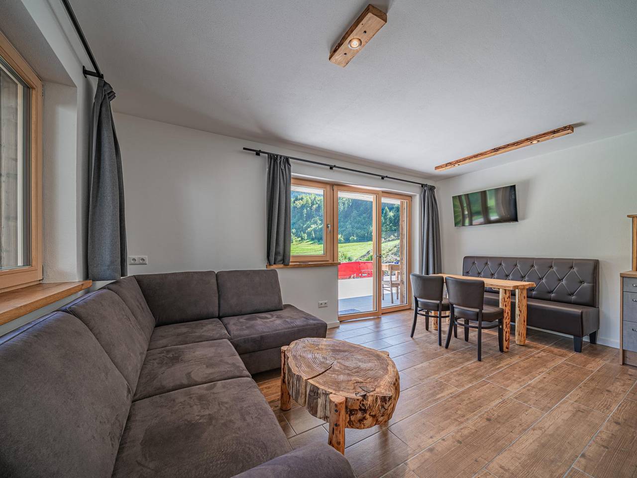 Ganze Wohnung, Stilvolle Ferienwohnung in ruhiger Naturlage in Zillertaler Alpen