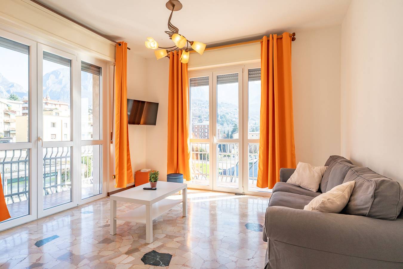 Ganze Wohnung, Spacious bright apartment with panoramic views in Lecco, Westliche Bergamo-Alpen