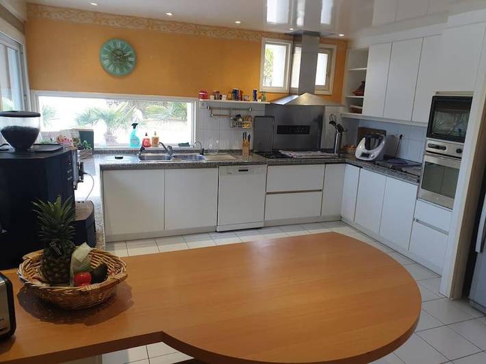 Location de vacances pour 10 personnes, avec piscine ainsi que terrasse et jardin à Saint-Planchers - 2