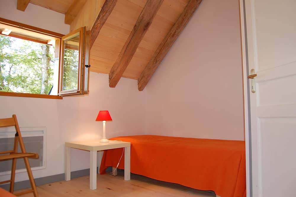 Converted barn overlooking the Ariège Pyrenees in Bonac-Irazein, Parc naturel régional des Pyrénées ariégeoises
