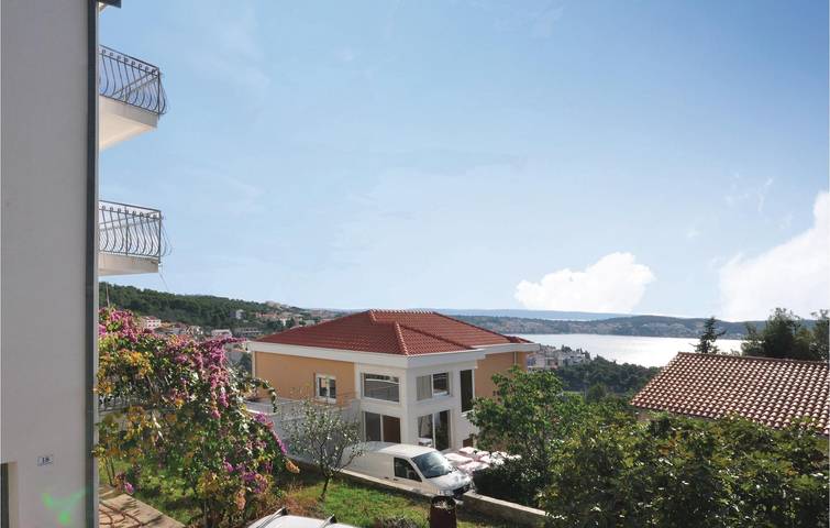 Apartamento vacacional entero, Acogedor apartamento con terraza y vistas al mar, a 2,5 km de la playa de Uvala Bočići in Trogir, Čiovo