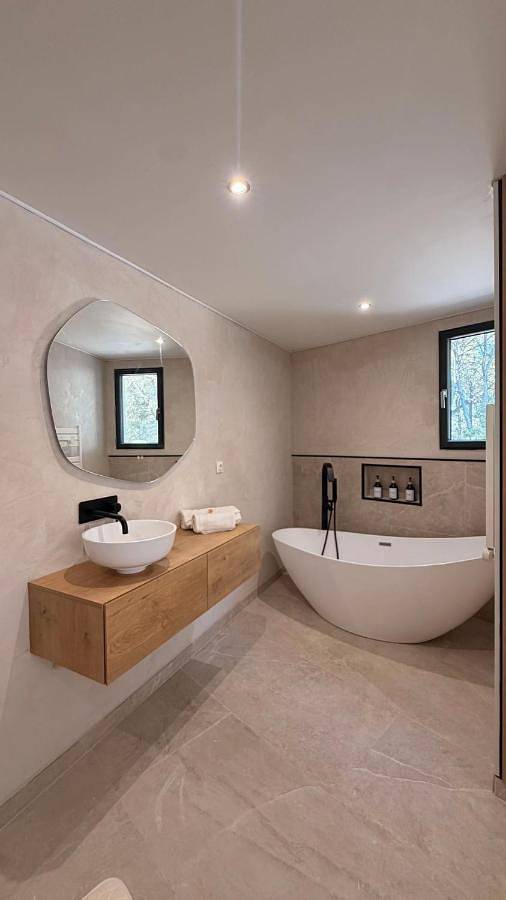 Villa pour 2 personnes, avec jardin ainsi que jacuzzi et terrasse