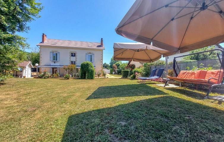 Location de vacances pour 11 personnes, avec Piscine à Couze-et-Saint-Front