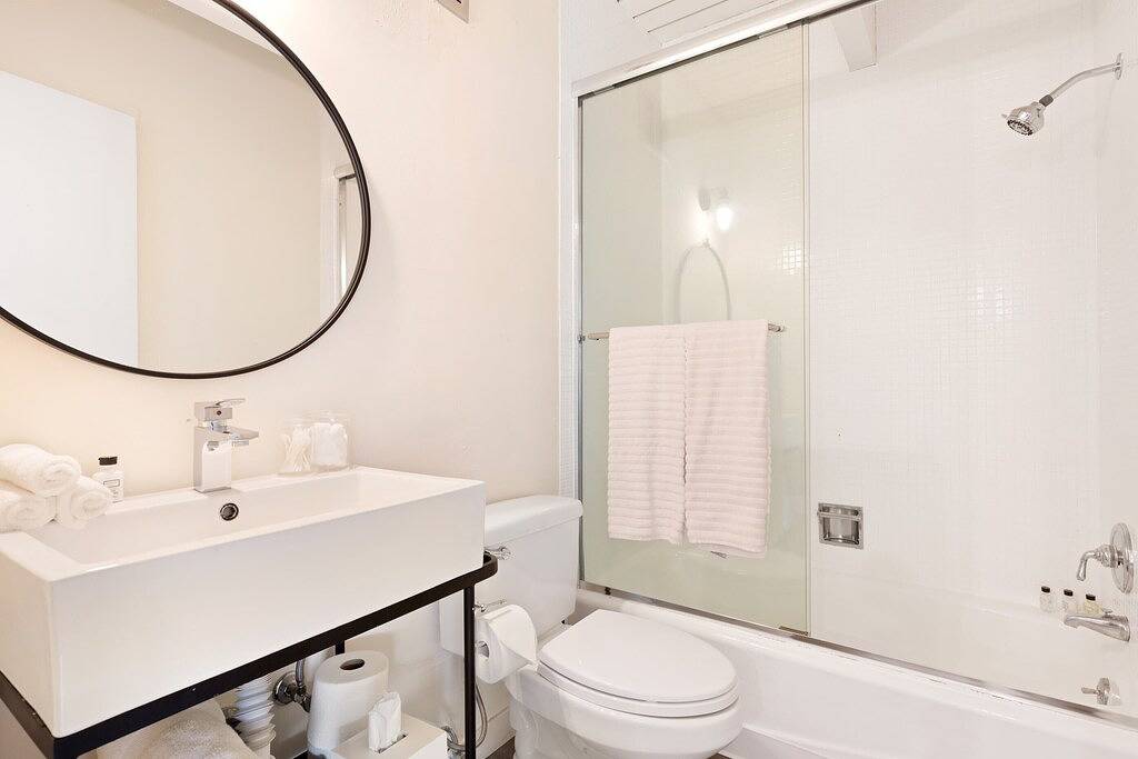 Prime Location in Gated Community - Walk to Malibu Country Mart! in Malibu Beach, Malibu