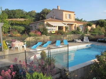 Gîte pour 4 personnes, avec vue ainsi que piscine et jardin, adapté aux familles à Vernègues