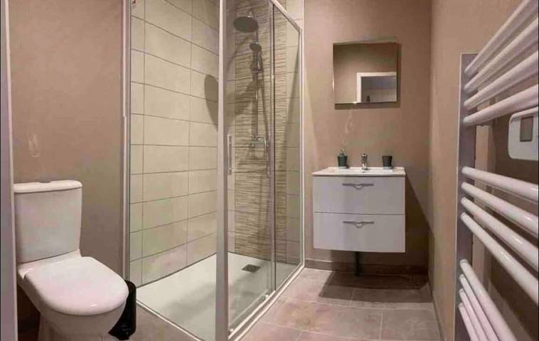 Gîte pour 2 personnes, avec terrasse et vue sur le lac ainsi que jardin et vue à Bourbon-Lancy - 3