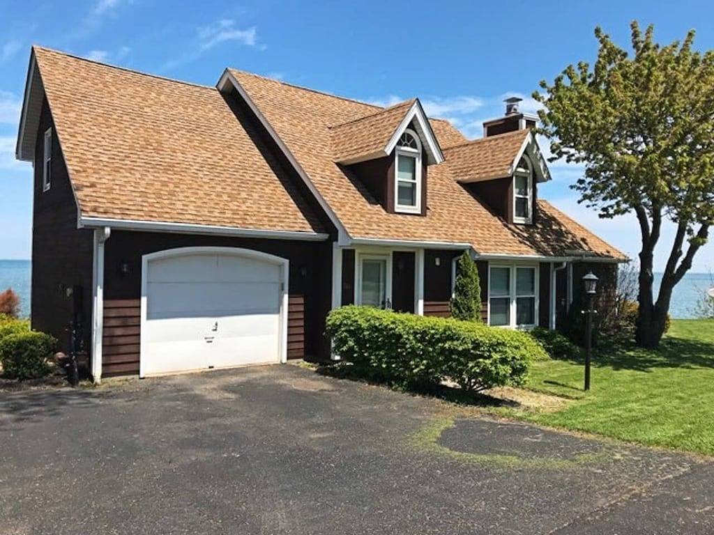 Erstaunliche Ansicht über geräumiges See-Haus. Offener Grundriss und Deck für perfekte Partys in Niagara County