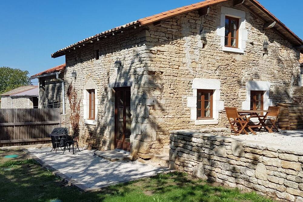 Old Atelier Gite: Altes 4-Sterne-Steinhaus mit privatem Garten, kostenlosem Wlan in La Chèvrerie, Charente