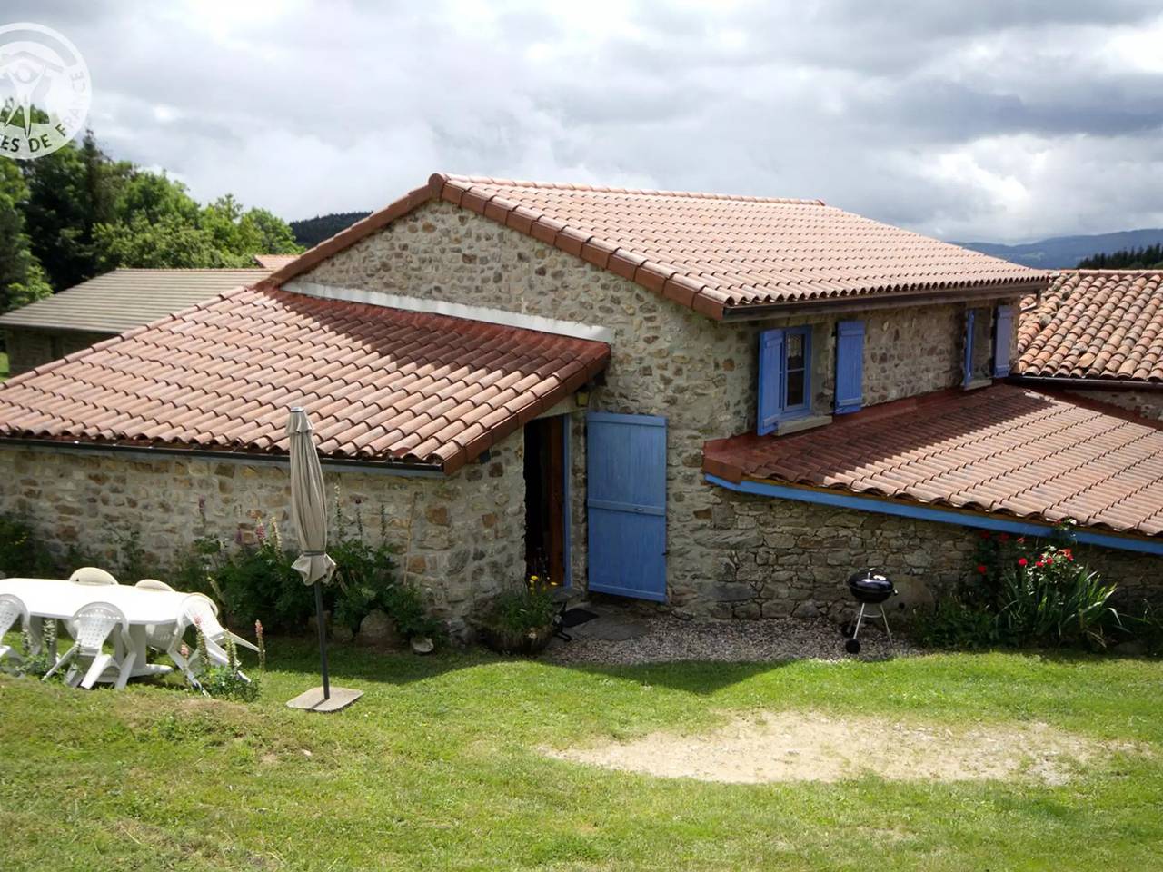 6 personas in Chalmazel, Montbrison