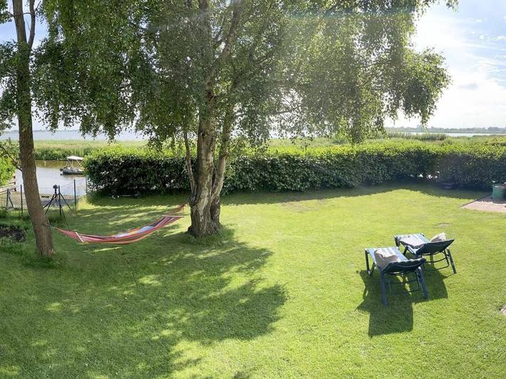 Ferienhaus für 4 Personen, mit Balkon und Terrasse sowie Garten und Seeblick in Großes Meer - 4