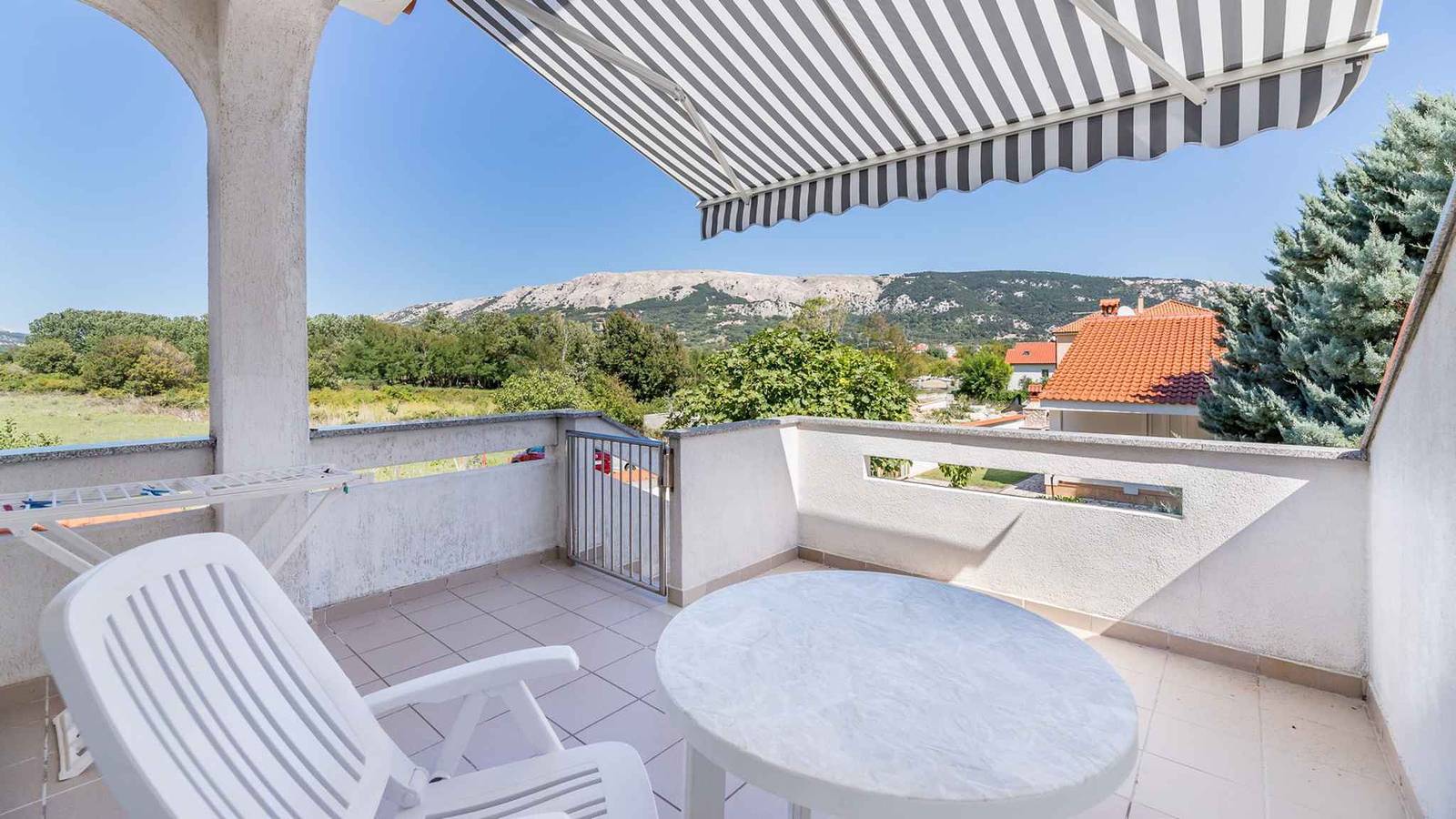 Ganze Ferienwohnung, Ferienwohnung mit Terrasse und Klimaanlage  in Zarok, Baska