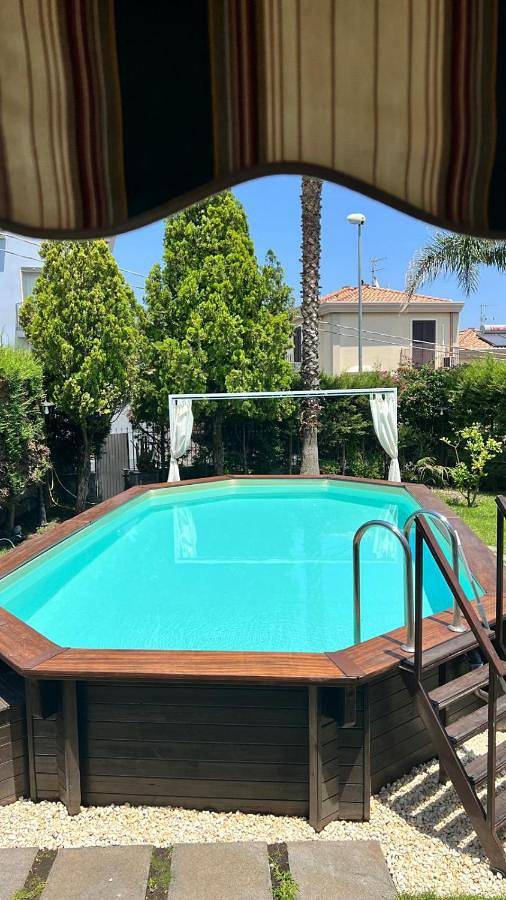 Appartamento per 4 persone, con giardino e panorama nonché piscina, adatto a famiglie con bambini a Aci Sant'Antonio