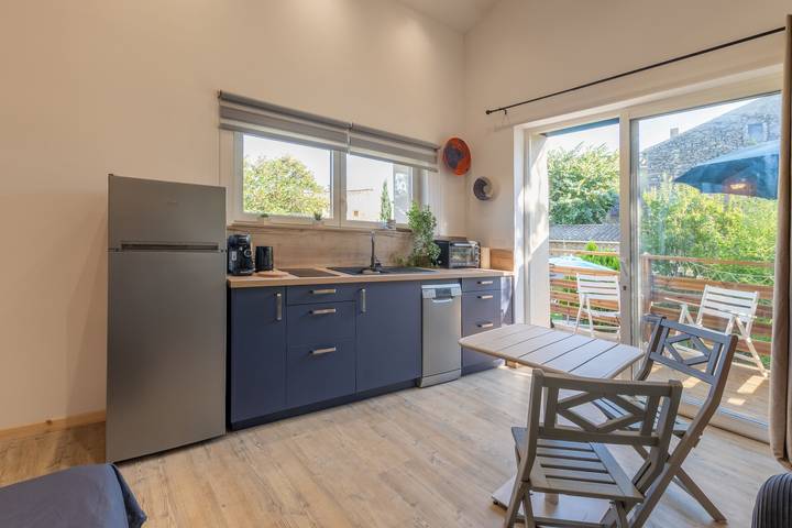 Entire studio, Studio Apartment 'Le Chant Des Tongs' Surrounded by Nature with Wi-Fi and Air Conditioning in Salazac, Nimes region