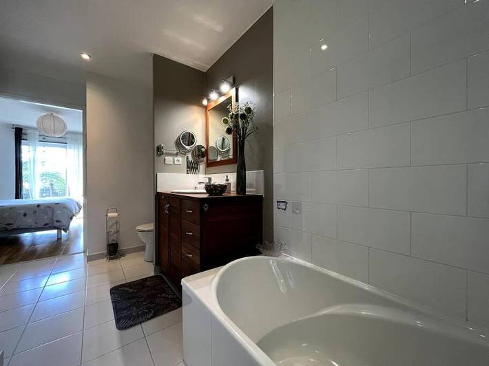 Location de vacances pour 6 personnes, avec piscine ainsi que terrasse et jardin à Landevieille - 2