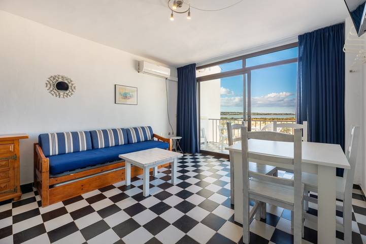 Apartamento entero, Apartamento 'Apartamento Bilo 303' con vistas al lago, Wi-Fi y aire acondicionado in Es Pujols, Formentera