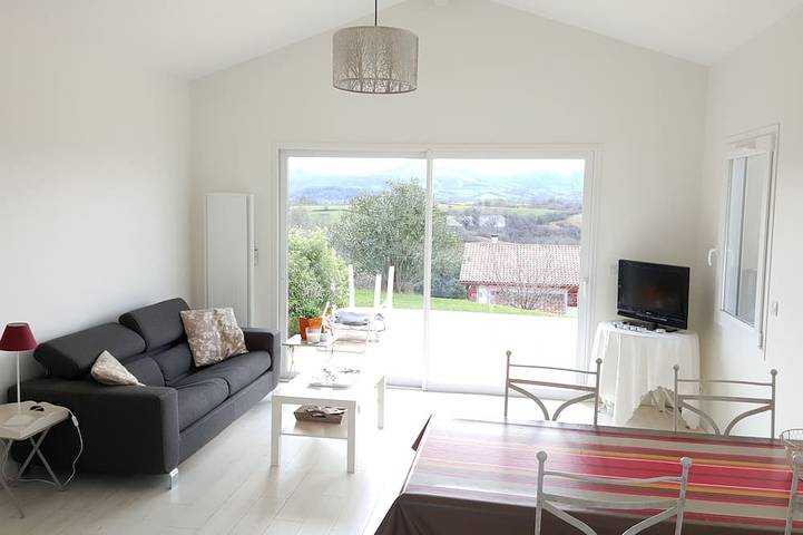 Gîte pour 4 personnes, avec Terrasse ainsi que Jardin et Piscine à Halsou