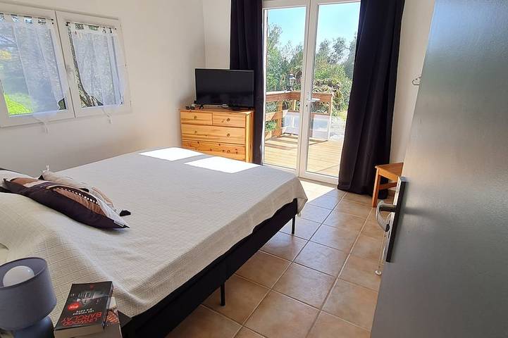 House in the heart of the maquis, 300m from the beach, parking, boat trailer space. in Cargèse, Parc naturel régional de Corse
