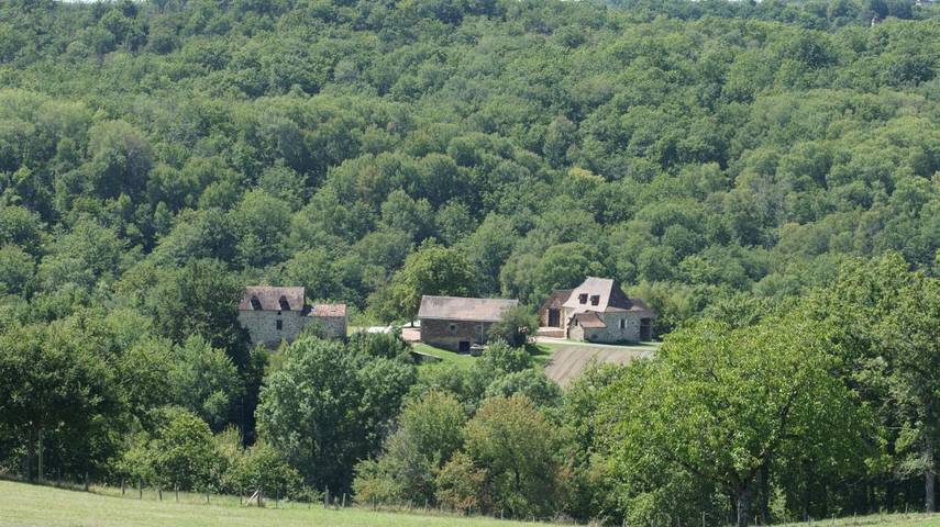 Location de vacances pour 23 personnes, avec jardin ainsi que vue et piscine à Le Bouyssou