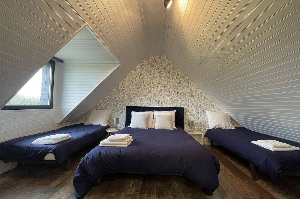 Stone farmhouse for 6 people with heated swimming pool in Trélévern, Rosa Granitküste