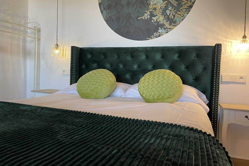 Apartamento entero, Apartamento de vistas privilegiadas a la Reserva de la Biosfera y exquisita decoración ecléctica. in Montejo de la Sierra, Provincia de Madrid