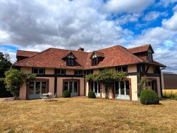 Gîte pour 12 personnes, avec jardin et vue, adapté aux familles à Montireau
