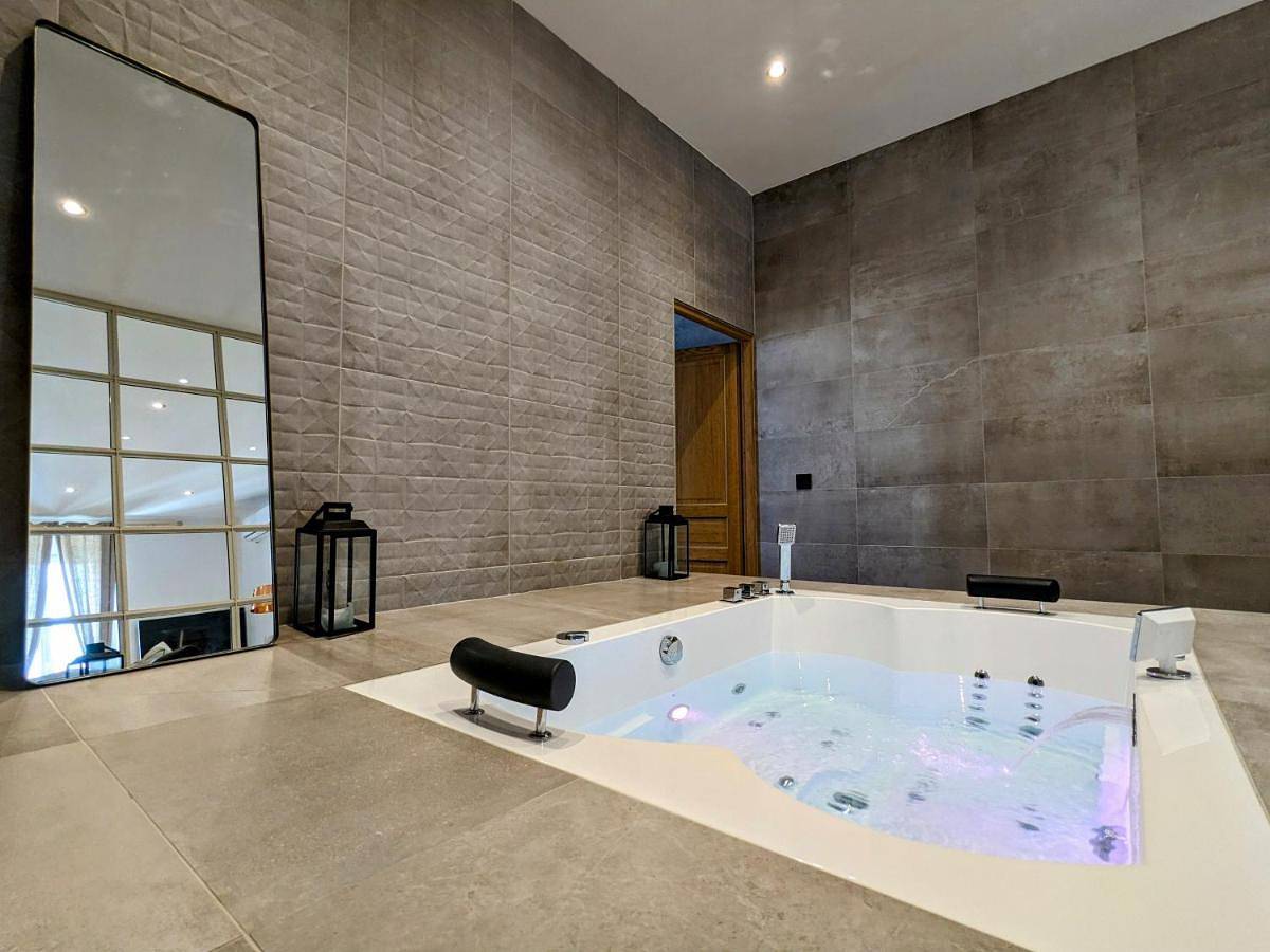 Appartement entier, My'Deting - Jacuzzi in Roanne, Région de Roanne