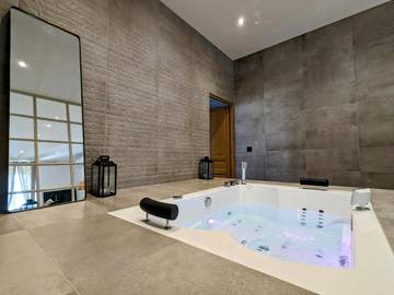 Appartement de vacances pour 2 personnes, avec balcon et jacuzzi dans la Loire