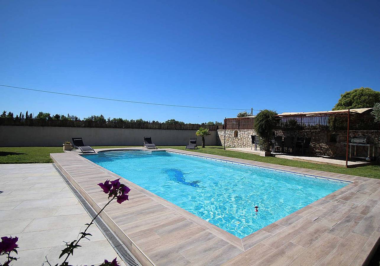 Près de Nîmes, grande villa climatisée, belle piscine, animaux admis (1). in Garons, Région de Nîmes