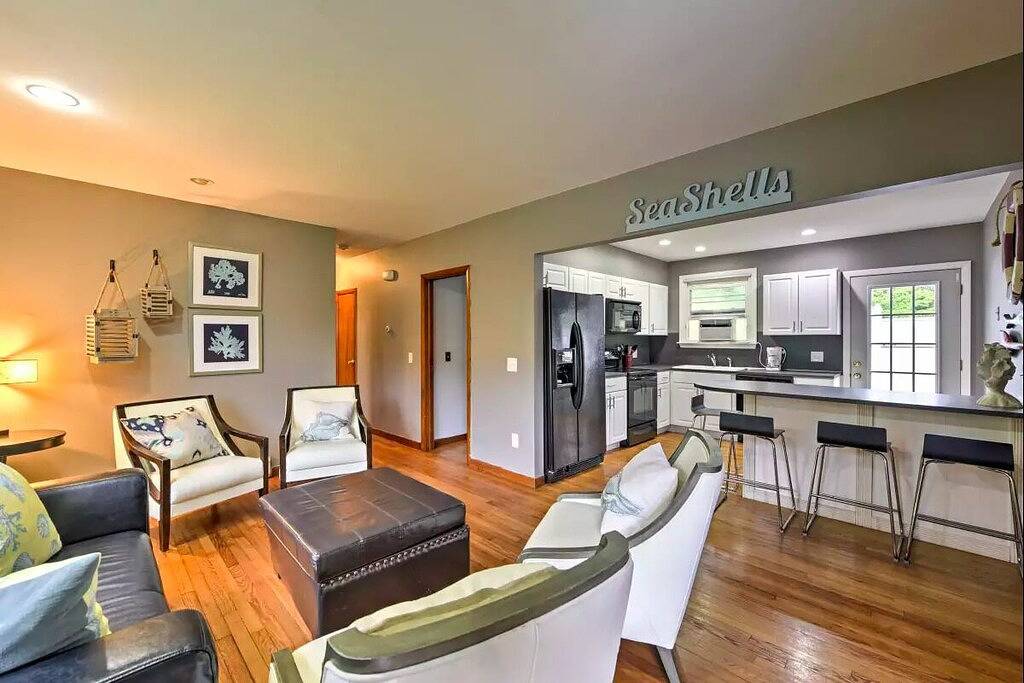 Fabulous vacation home with private deck- Great for Groups. Only blocks to Boone St + Crazy Burger! in Narragansett Pier, Narragansett