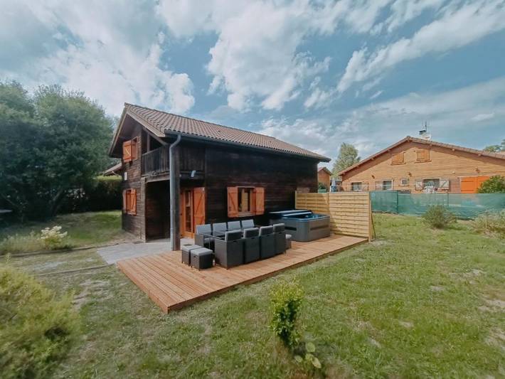 Maison de campagne pour 8 personnes, avec vue sur le lac ainsi que vue et jardin, animaux acceptés à Cunlhat