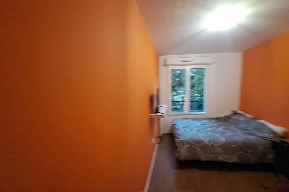 Apartamento entero, 65 m2 apartment with trapdoor *3 bedrooms fully equipped with tv and fridge in Trappes, Yvelines
