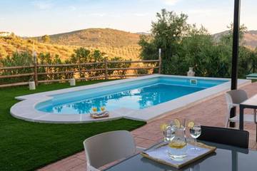 Casa rural para 18 personas, con piscina además de jardín y vistas en Riogordo