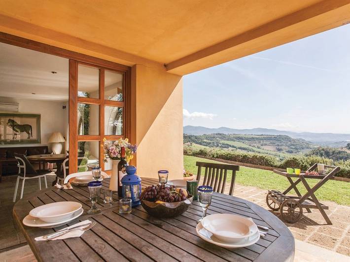 Perfekte, atemberaubende Aussicht überall vom Hauspool, der Terrasse und dem Garten in Castiglione in Teverina, Viterbo Provinz