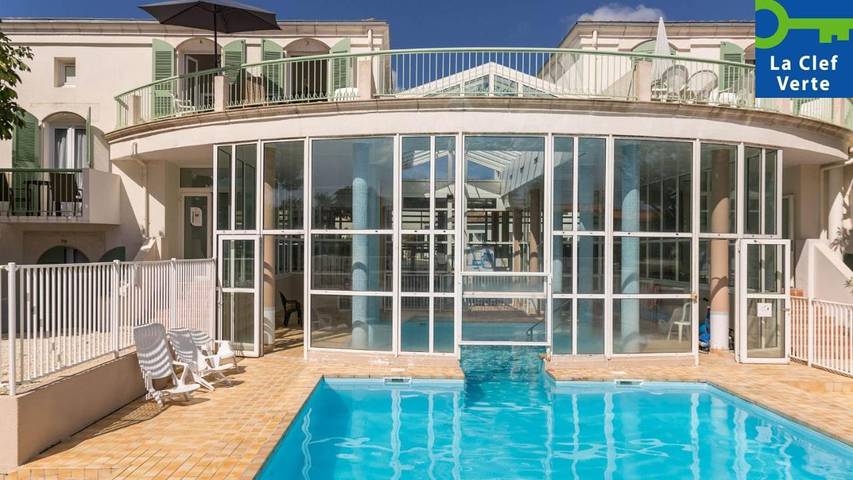 Parc de vacances pour 3 personnes, avec sauna ainsi que piscine et jardin, adapté aux familles en Charente-Maritime