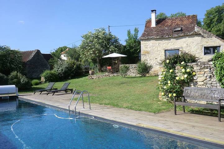 Location de vacances pour 20 personnes, avec jardin ainsi que jacuzzi et terrasse à Puyjourdes