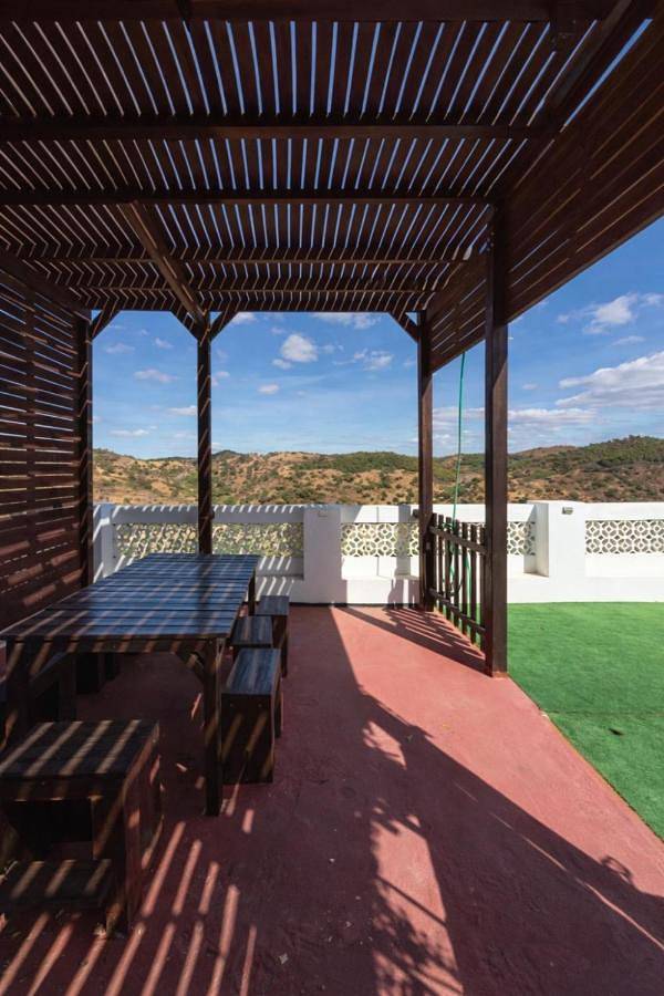 Location de vacances pour 12 personnes, avec Terrasse ainsi que Piscine et Vue dans Odeleite - 2