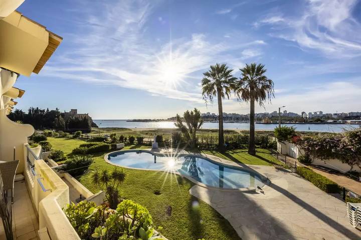 Vakantieappartement voor 4 personen, with uitzicht and zwembad as well as balkon in Ferragudo