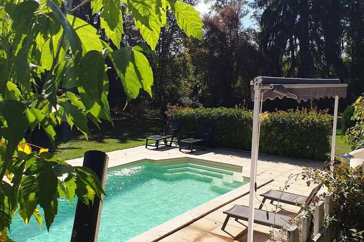 Location de vacances pour 10 personnes, avec Jardin et Piscine à Thonac